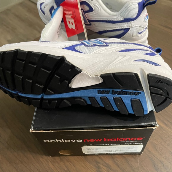 Women New Balance athletic shoes - Picture 5 of 6